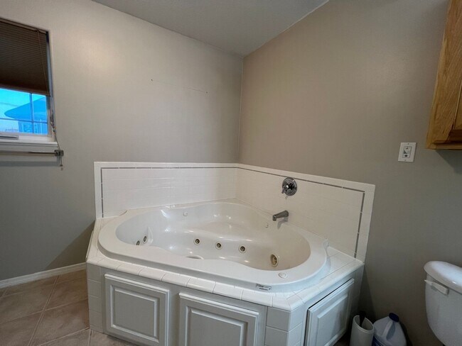 Building Photo - 4 bedroom home in Doyon Estates