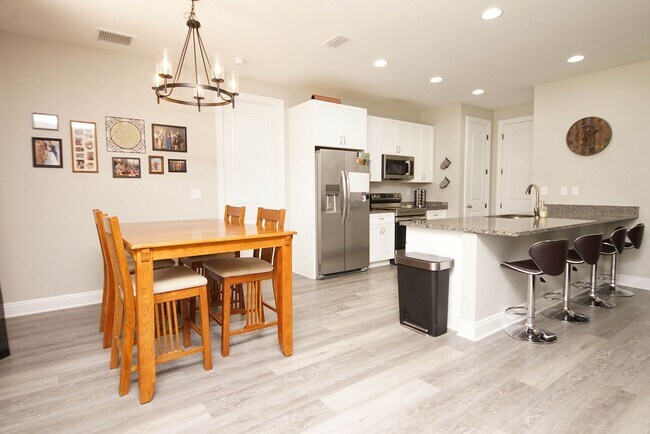 Building Photo - Newer Home in Valparaiso