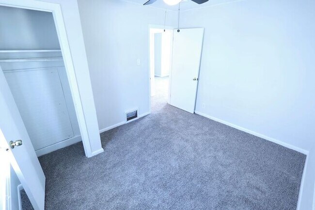 Building Photo - 894 Sutherland Ave