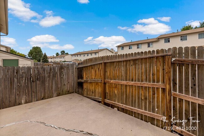Building Photo - CHARMING 3BD/1.5BA TOWNHOME - NEW CARPET!