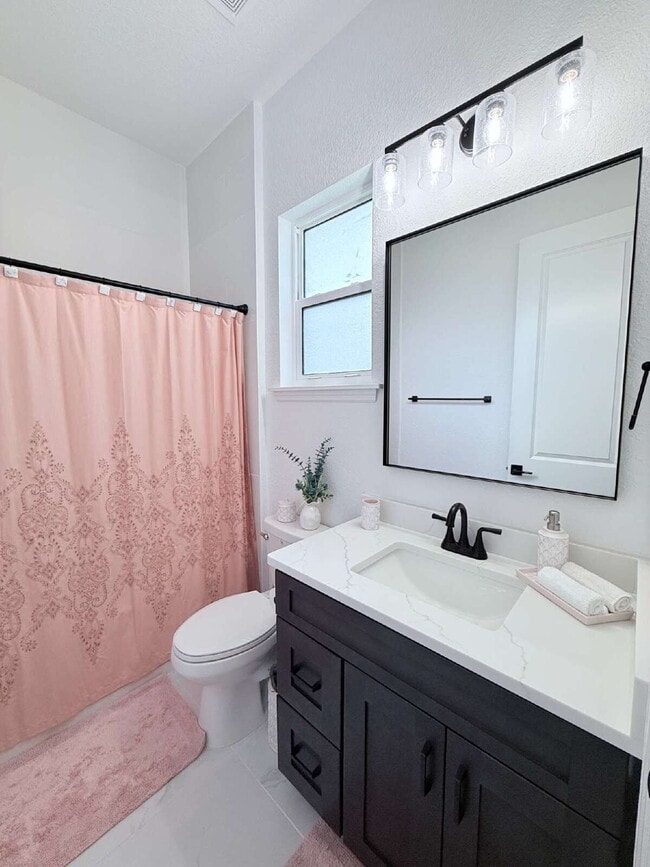 Building Photo - 5 Bedroom and 6 Bathroom, Lake view House