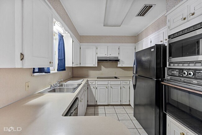 Building Photo - 3 Bedroom 2 bath Brick Home!