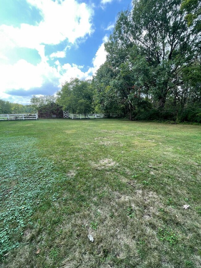 Building Photo - Three Bedroom Single Family Home in the Co...