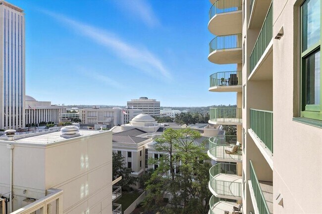 Building Photo - 300 S Duval St