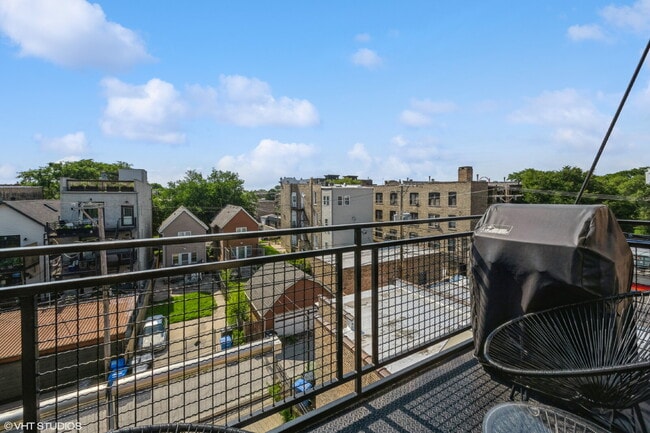 Building Photo - Impeccable 3 bedroom 2.5 bath condo located in the heart of Ukrainian Village / Humboldt Park / W...