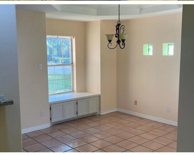 Building Photo - 2415 Pheasant Dr