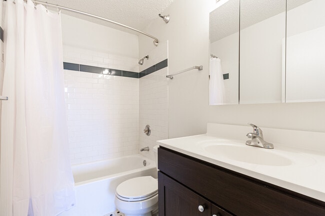 Building Photo - 1120 N La Salle Dr