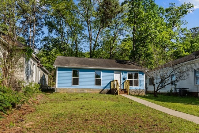 Building Photo - Beautifully Renovated 3 Bedroom 2 Bath Hom...