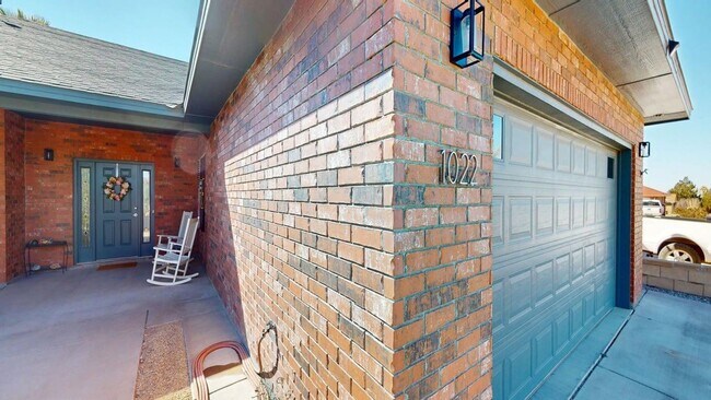 Building Photo - 3-Bedroom/2.5-Bathroom in Alamogordo, NM