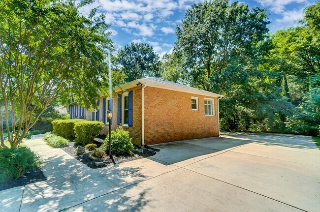 Building Photo - Fully Remodeled Ranch Style Home In South Park! (Landscaping Included)