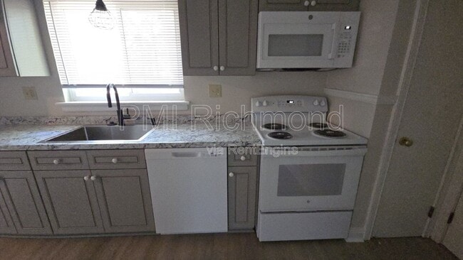 Building Photo - 924 Pierpont Rd