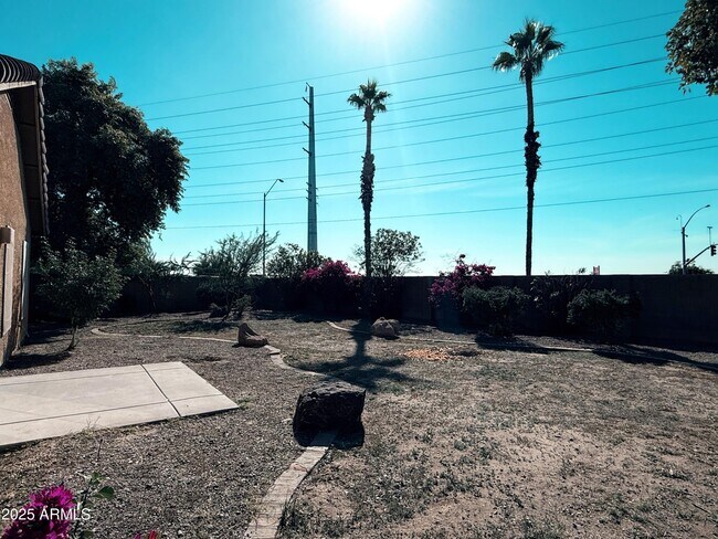 Building Photo - 11561 W Green Dr