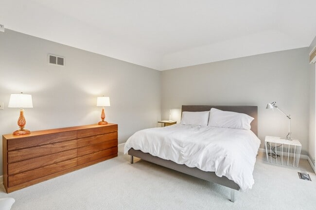 Building Photo - 19 Landmark St