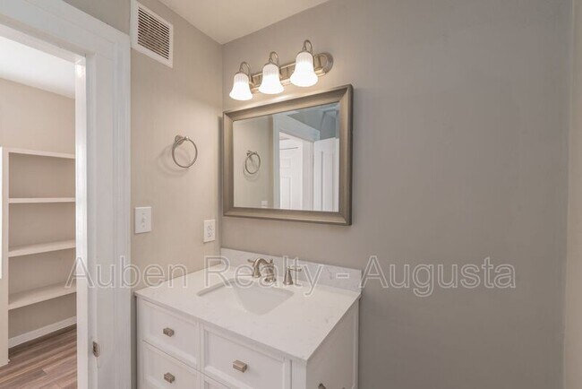 Building Photo - 209 Telfair St