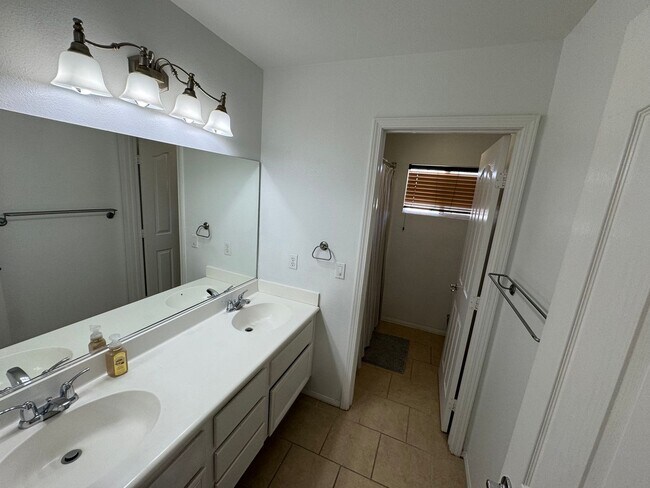 Building Photo - 40123 Vista Ridge Dr