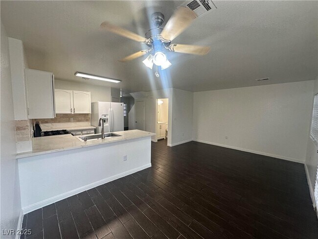 Building Photo - 1956 Vista Malaga St