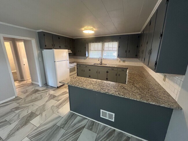 Building Photo - 3604 Hydrangea St