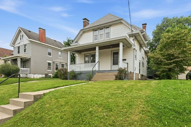 Building Photo - CHEVIOT: Charming 4 bed 2.5 bath 1 car detached garage
