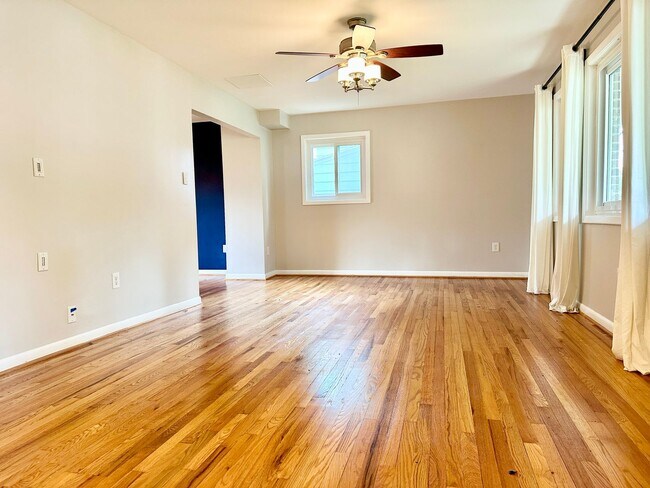 Building Photo - 5 Bedroom 2.5 Bathroom! Parking! Pets Welc...