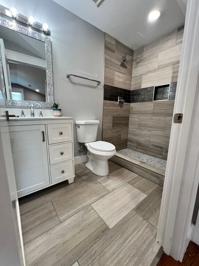 Building Photo - 6 Bedroom in Fort Sanders w/ Ensuite Bathr...