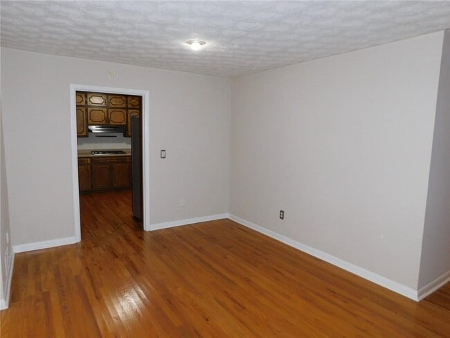 Building Photo - 626 Indian Hills Pkwy NE
