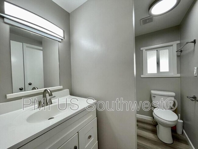 Building Photo - 738 Swan Dr