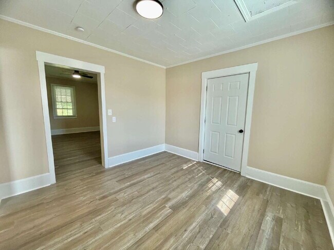 Building Photo - Spacious 4-Bedroom Farmhouse with 2.5 Baths in Raeford!