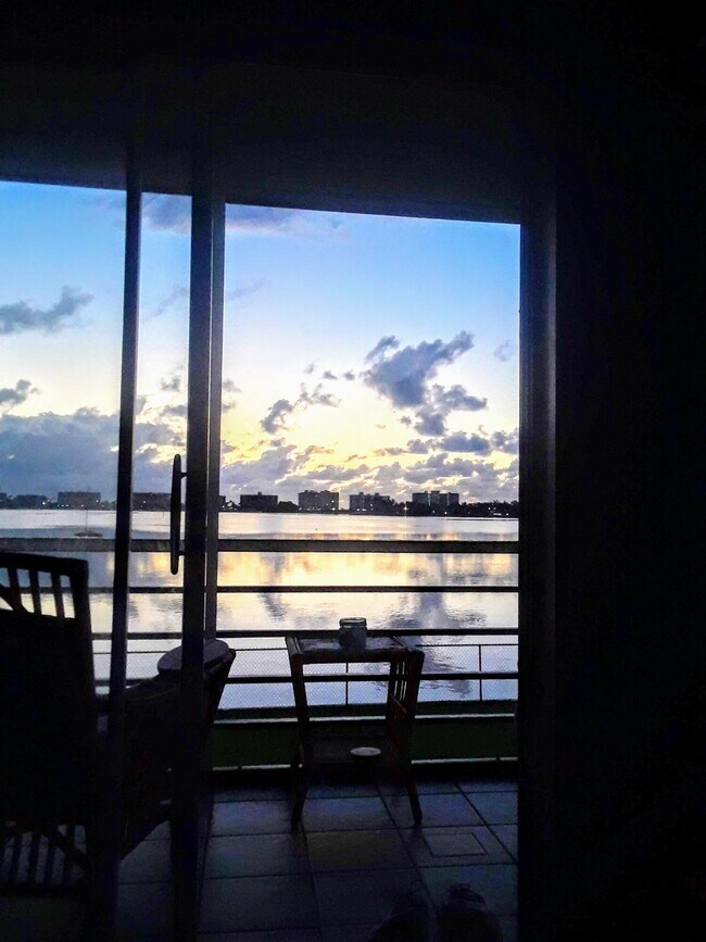 Building Photo - 1516 S Lakeside Dr