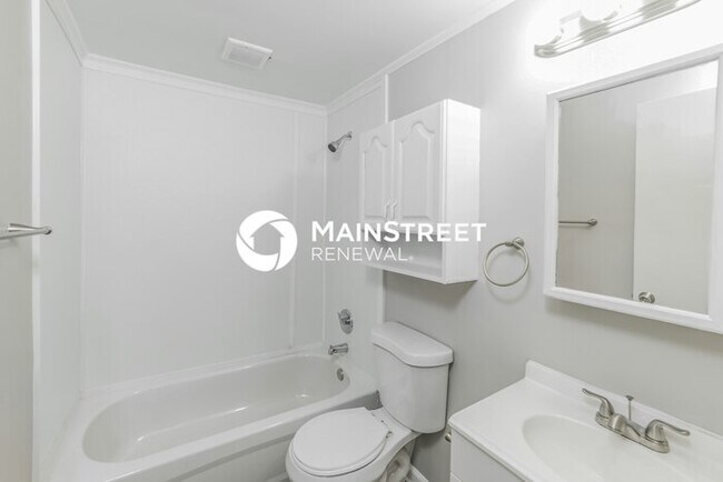 Building Photo - 3 Bedroom Pet-Friendly Home in Louisville, KY with Main Street Renewal