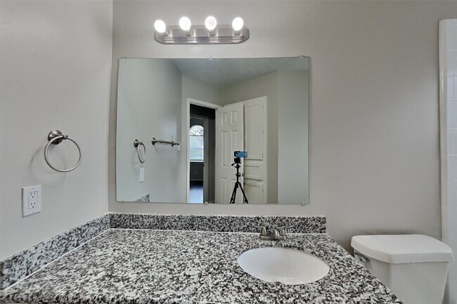 Building Photo - 7918 Hidden Oaks Ln