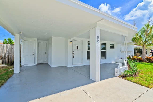 Building Photo - 921 SE 15th Ct