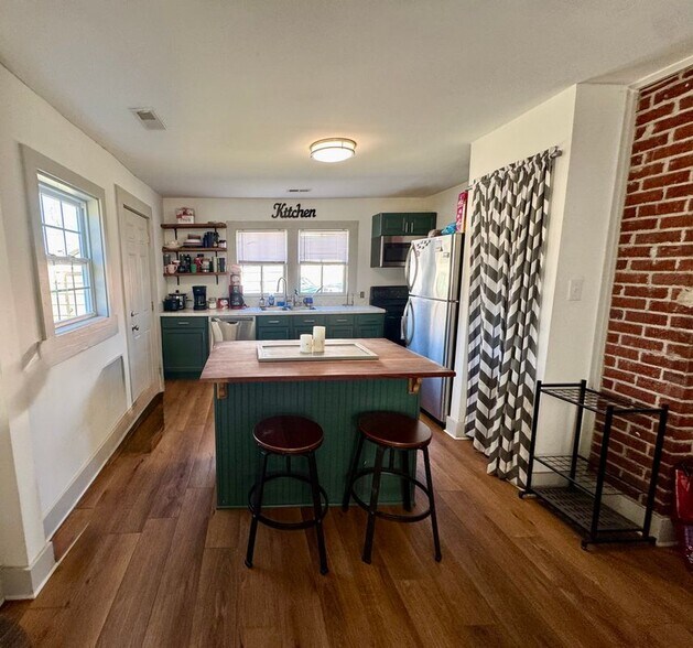 Building Photo - 194 E Pine St