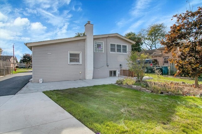 Building Photo - 329 E Jefferson St