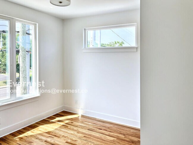 Building Photo - 2206 Buena Vista Pike