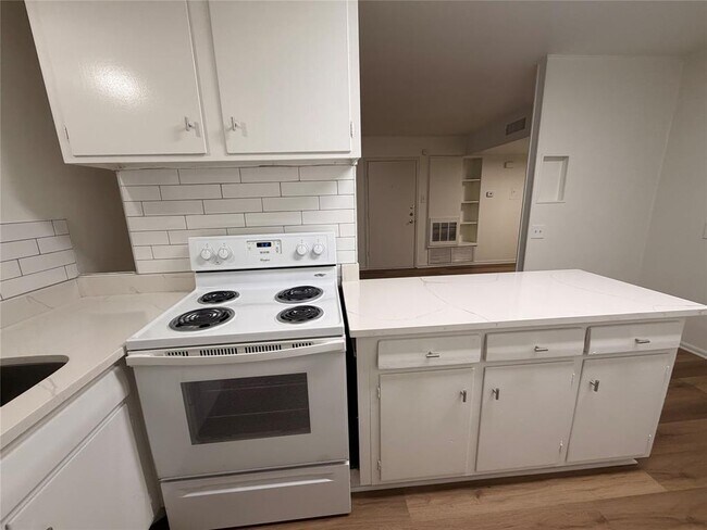 Building Photo - 3304 Red River St