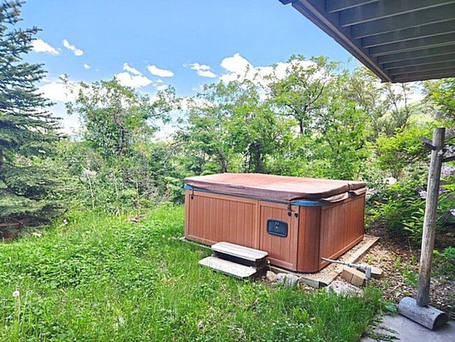 Building Photo - Private Pinebrook Estates Home