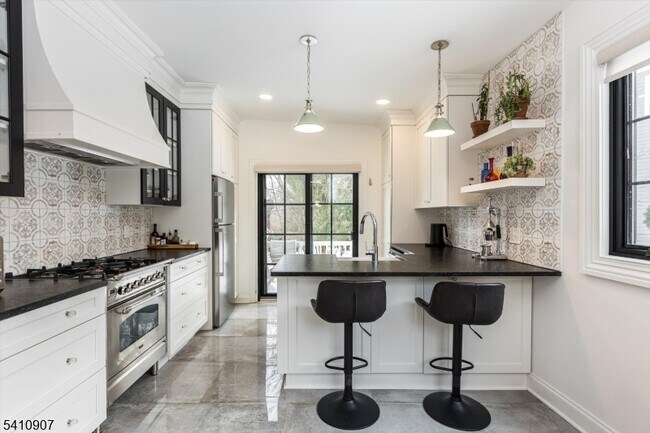 Building Photo - 11 Upper Mountain Ave