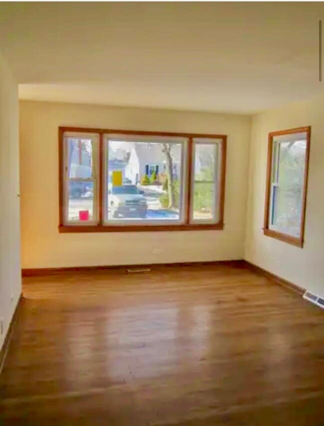 Building Photo - 1117 N Yale Ave