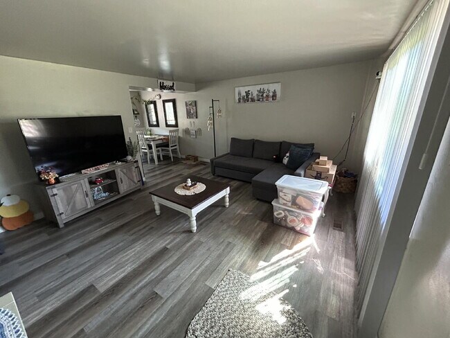Building Photo - "Charming 2-Bed Oasis with 900 Sq Ft of Comfort in Washington Terrace!"