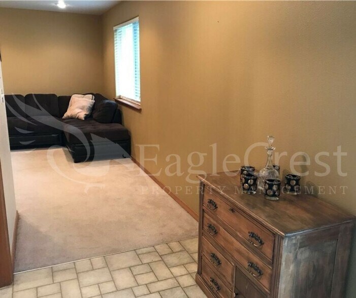Building Photo - Three Bedroom, Two Bathroom House Located Near WWCC