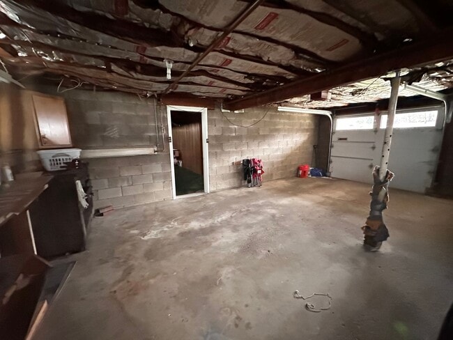 Building Photo - Welcome to this gem located in the heart of Perry township!