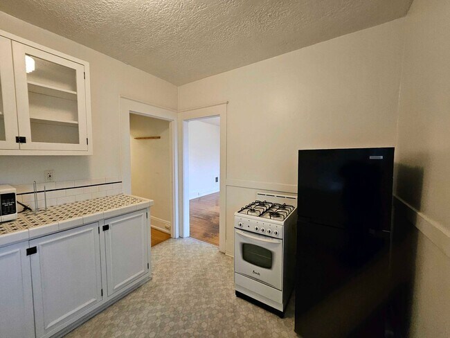 Building Photo - $500 Move-In Credit! Bright Studio Apartment with Hardwood Floors & Natural Light!