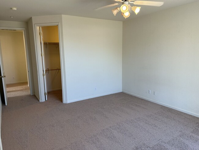 Building Photo - Gorgeous 3 Bedroom, 2 Bath Home in America...