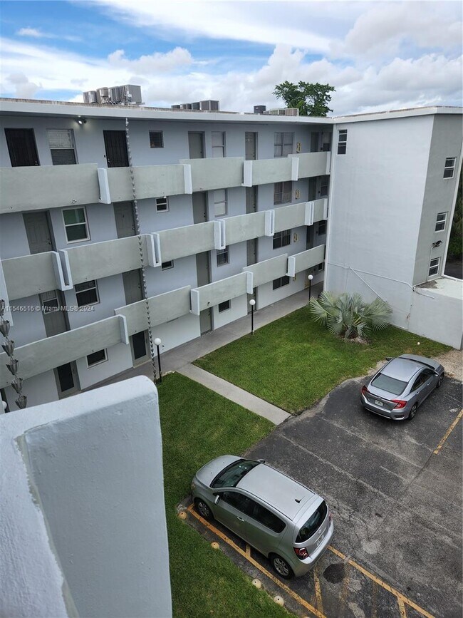 Building Photo - 1351 NE 191st St