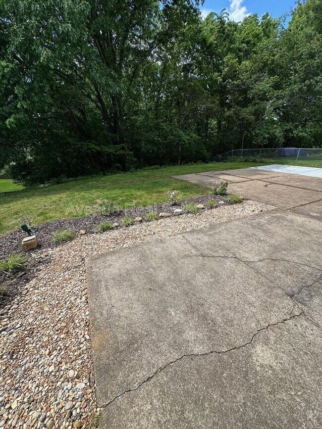 Building Photo - 425 Westglen Village Dr