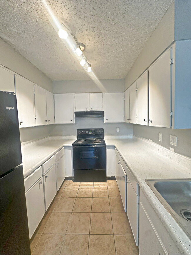 Building Photo - 7508 Oak Chase