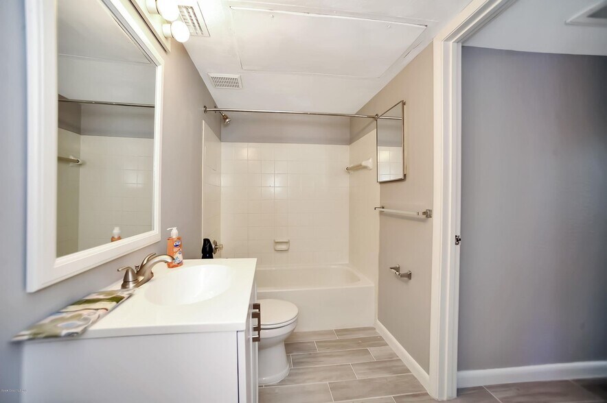 Building Photo - 1801 Island Club Dr