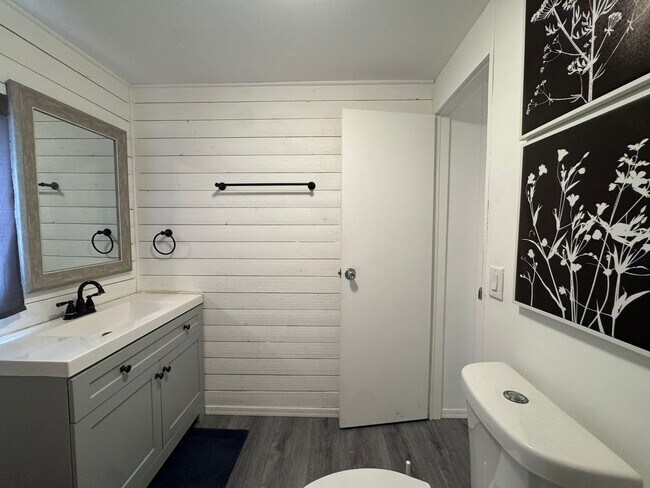 Building Photo - 1 BR 1Ba with enclosed Porch/Patio, fenced yard, RV Parking