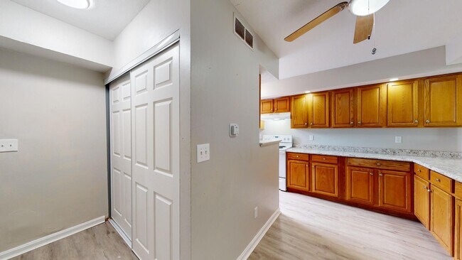 Building Photo - 3 Bedroom/1 bathroom renovated townhouse.