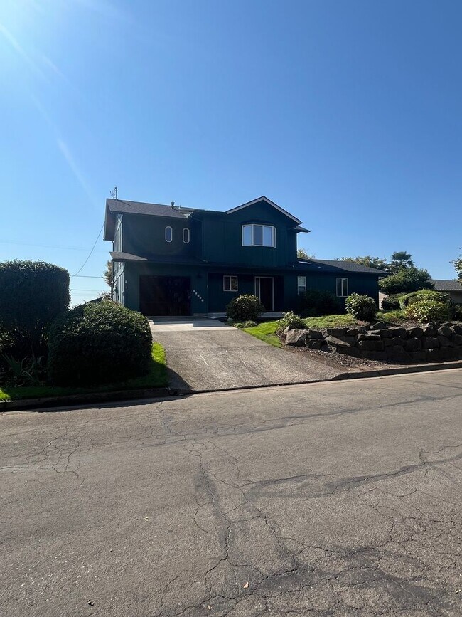 Building Photo - 5-Bedroom 2-Bathroom home in Coburg